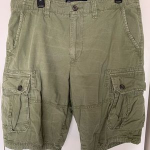 Men’s American Eagle cargo shorts - Size 34